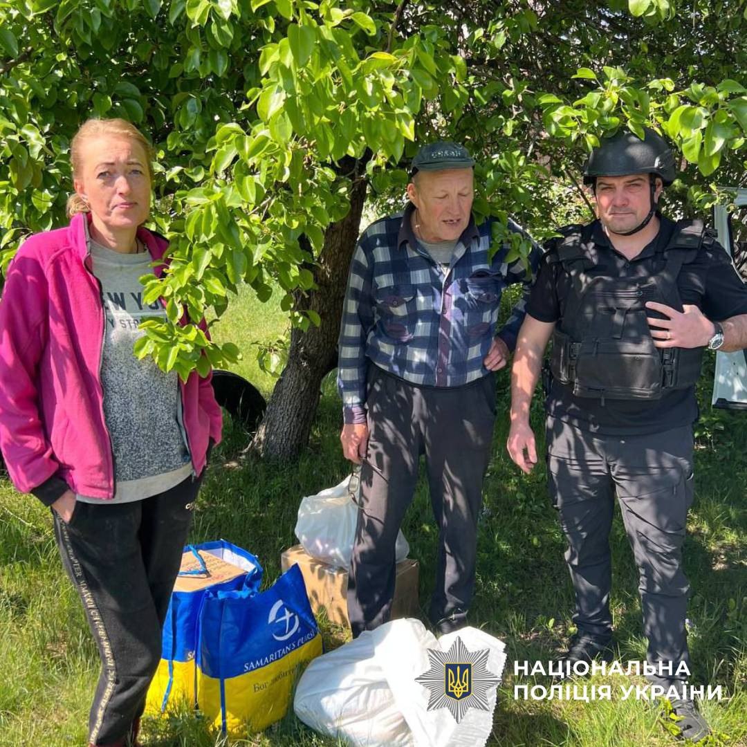 Допомогли мешканцям прифронтового села поліцейські: Новини Харкова